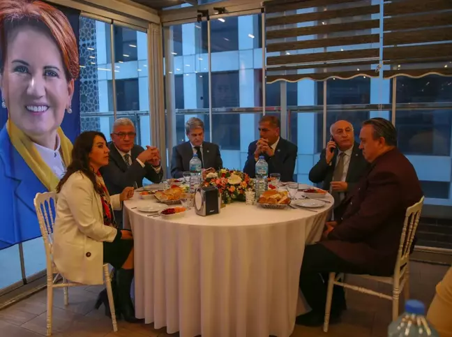İYİ Parti Grup Başkanvekili Dervişoğlu, avukatlarla iftarda buluştu Açıklaması