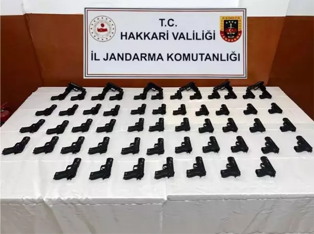 Hakkari'de minibüste 58 tabanca ele geçirildi