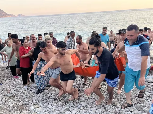 Antalya'da Denizde Boğulma Tehlikesi Geçiren Genç Kurtarıldı