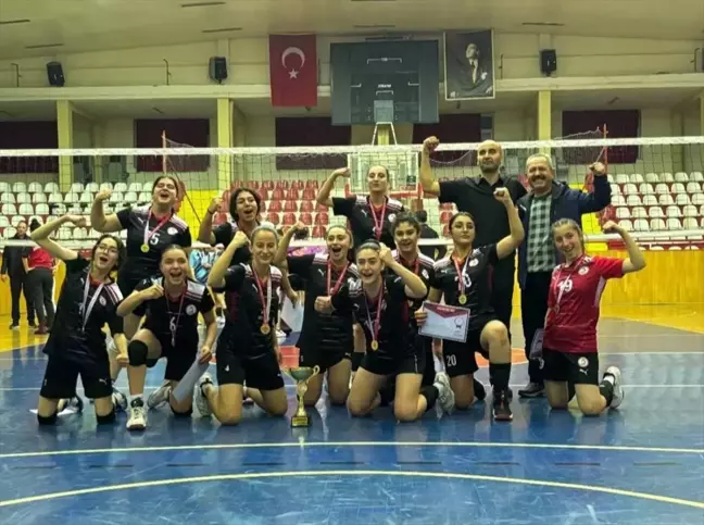 Sivas Necip Fazıl Kısakürek Kız Voleybol Takımı Bölge Yarışmalarında Başarı Elde Etti