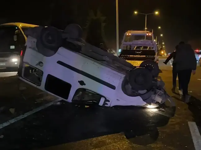 Nevşehir'de Tırla Çarpışan Hafif Ticari Araç Devrildi, 2 Yaralı