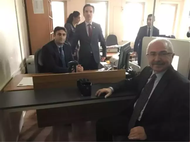 Vali Yaman Yeni Kimlik Kartı Müracaatını Yaptı