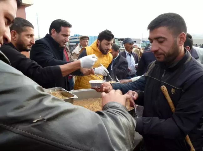 Başkandan hayvan pazarında vatandaşa aşure ikramı