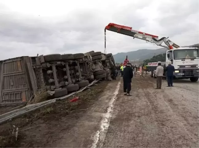 TIR devrildi; sürücü ve oğlu öldü