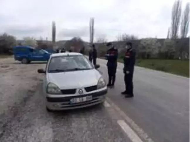 Hocalar'a komşu ilçe Banaz'dan kaçak geçişleri önlemek için köy yollarını toprakla kapatıldı