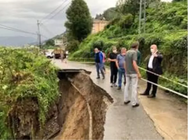 Meteoroloji'nin günlerdir uyarıda bulunduğu Rize'de şiddetli yağışlar yolu ikiye böldü