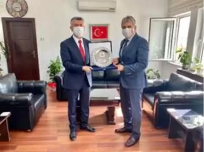 Edremit eski Kaymakamı Ali Sırmalı'ya teşekkür plaketi