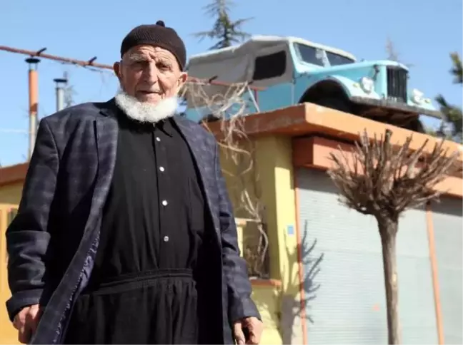 Yarım asırlık cipini, 18 yıldır garajın damında saklıyor