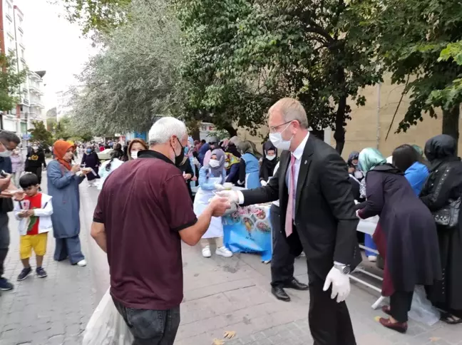 AK Parti'den aşure ikramı