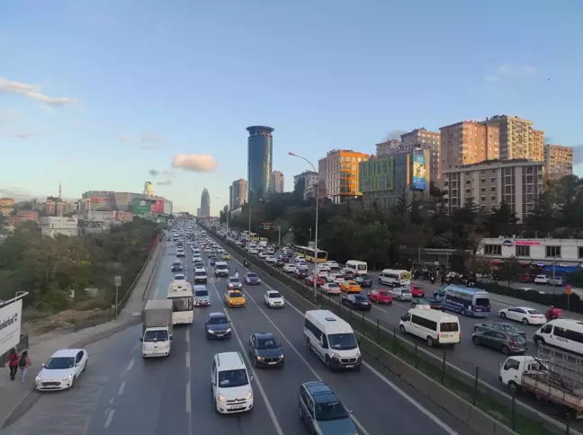 Akşam saatlerinde trafikte yoğunluk yaşanıyor