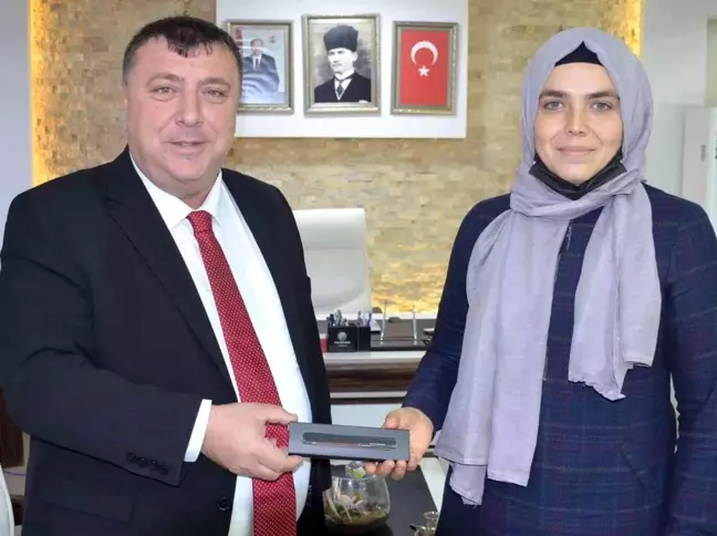 Başkan Alp öğretmenlerin gününü hediye vererek kutladı