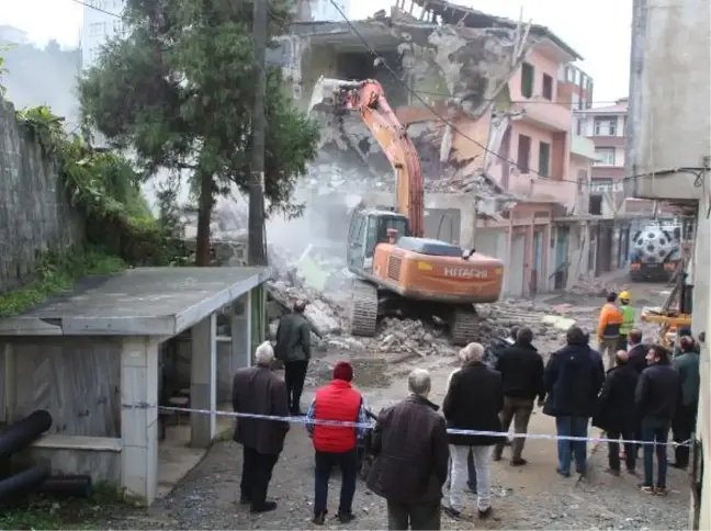 RİZE'DE DERE YATAĞINDA SELİN VURDUĞU BİNALAR YIKILIYOR