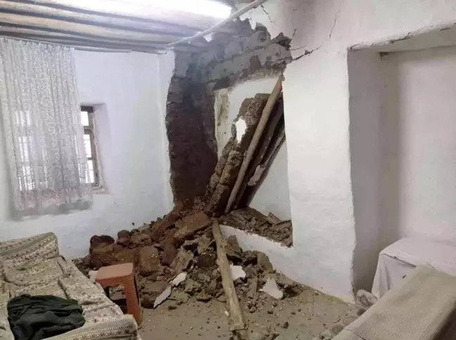 Kahta'da etkili olan kar evin duvarını yıktı