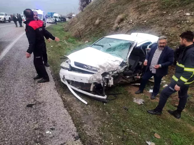 Minibüs ile otomobil çarpıştı: 1'i ağır 4 yaralı
