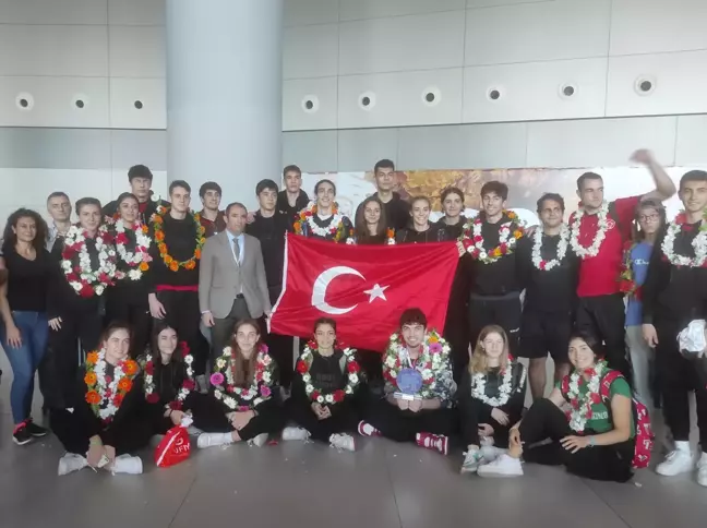 Dünya ikincisi Doğa Koleji Erkek Basketbol Takımı, Türkiye'ye döndü