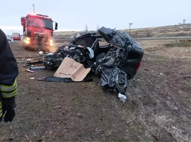 Kamyonla çarpışan otomobildeki uzman çavuş hayatını kaybetti
