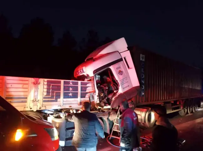 Osmaniye'de tıra çarpan tır şoförü yaralandı