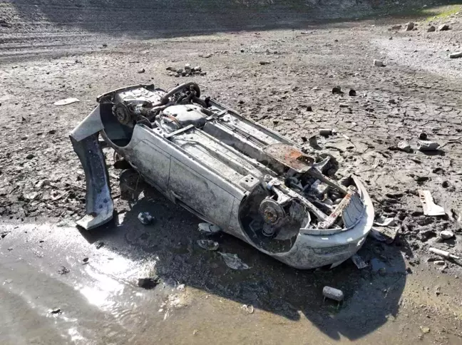 Suların çekildiği Alibey Barajı'nda yüzeye çıkan araçlar hala kaldırılmadı