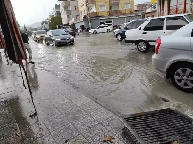 Erzin'de sağanak etkili oldu