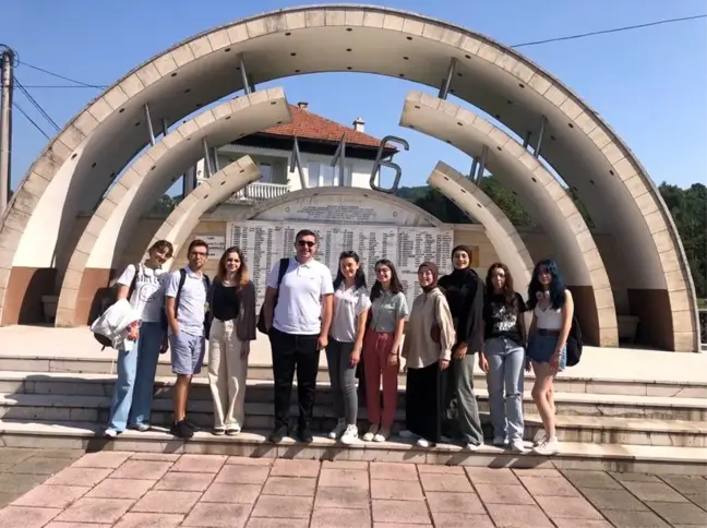 Kartepe Belediye Başkanı YKS'de başarılı olan öğrencilere Balkan turu hediye etti