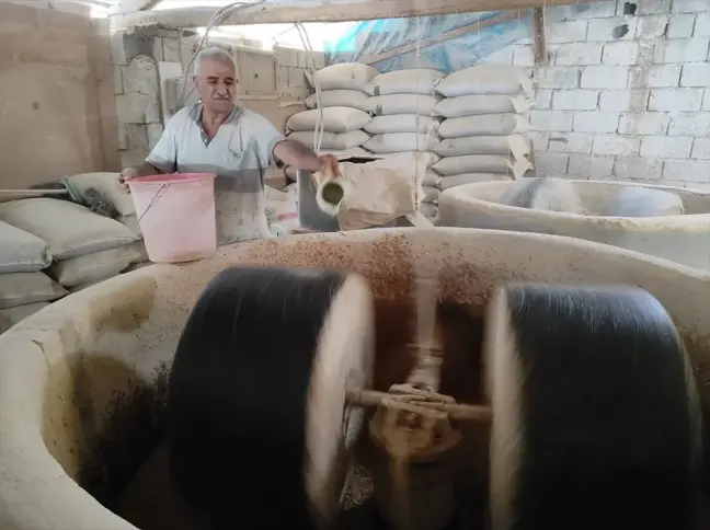 Hatay'da 52 yaşındaki Ali Andaç, amcasından kalan değirmeni işletiyor