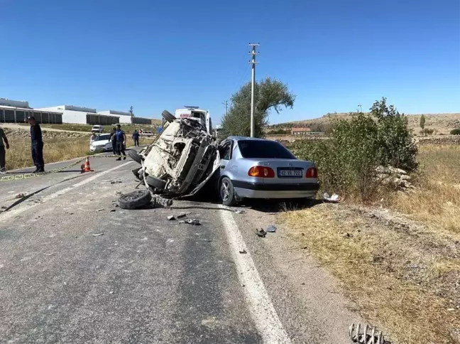 Aksaray'da kafa kafaya çarpışan otomobillerde 3 kişi öldü, 2 kişi yaralandı