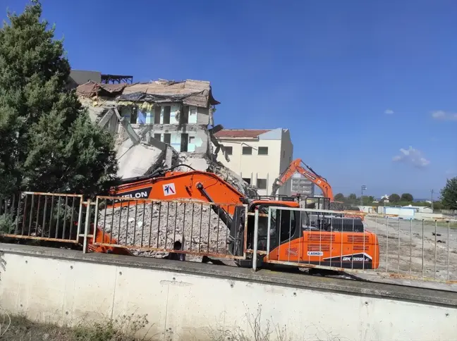 Erzin Devlet Hastanesi Kontrollü Yıkıldı