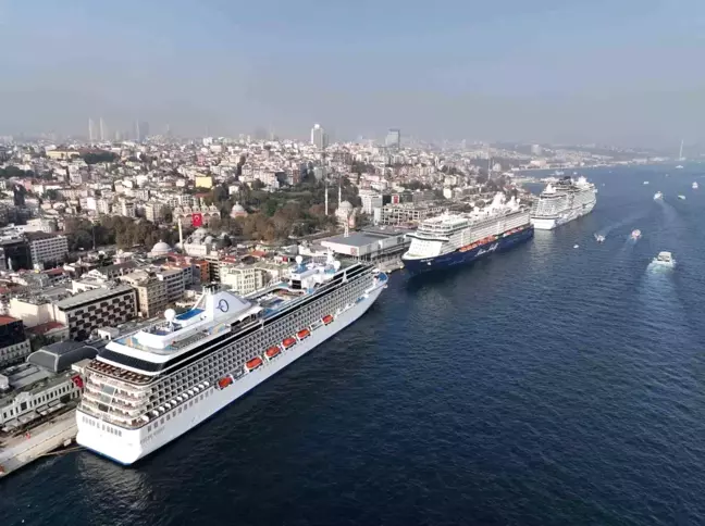 İstanbul'a Gelen Dev Kruvaziyer Gemileri Yoğunluk Oluşturdu