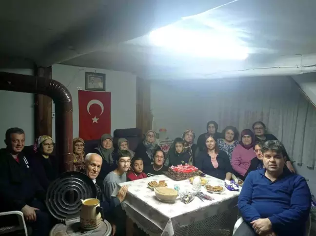 100 Yaşındaki Ayşe Karaca'ya Torunlarından Sürpriz Doğum Günü