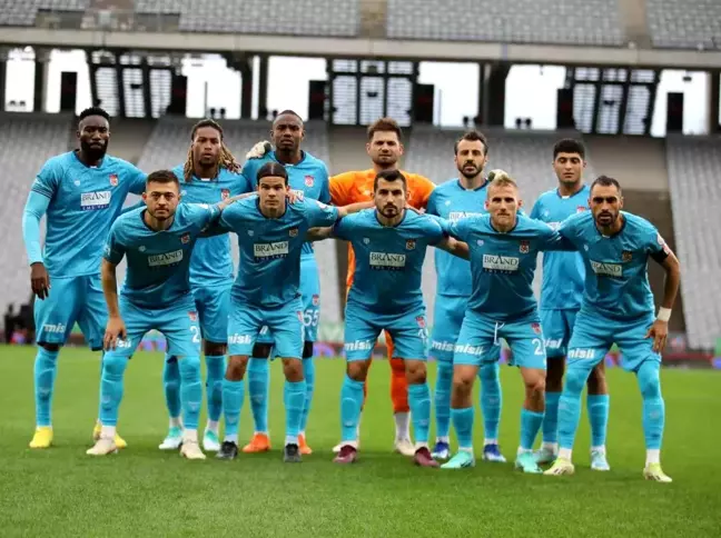 Sivasspor Teknik Direktörü Servet Çetin, Fatih Karagümrük karşısında kadroda değişiklik yaptı