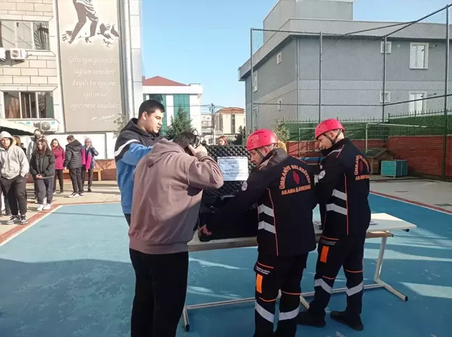 Ümraniye Belediyesi Sivil Savunma ve Arama Kurtarma Ekibi Okullarda Deprem Tatbikatı Gerçekleştirdi