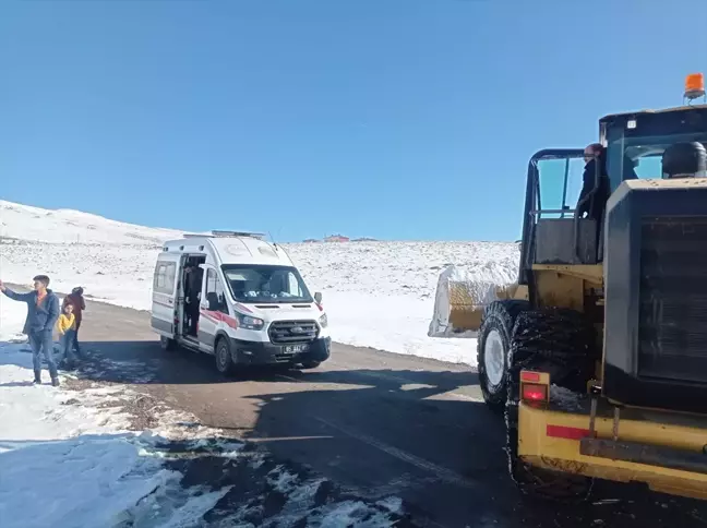 Van'da kardan kapanan mahallede hasta ulaştırıldı