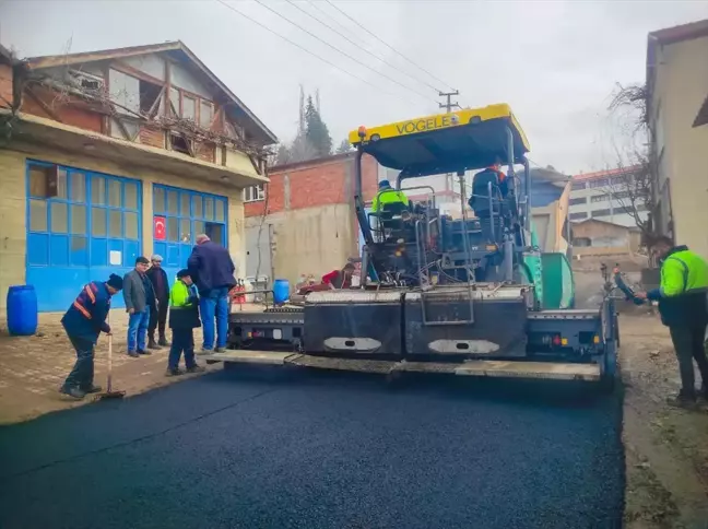 Ankara'nın Nallıhan ilçesinde sanayi sitesinin ara yollarına asfalt serilmeye başlandı