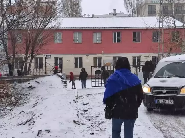 Van ve ilçelerinde kar yağışı nedeniyle 234 yerleşim yerinin yolu ulaşıma kapandı