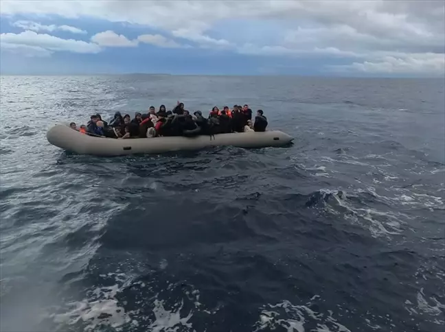 Ayvalık açıklarında 36 düzensiz göçmen kurtarıldı