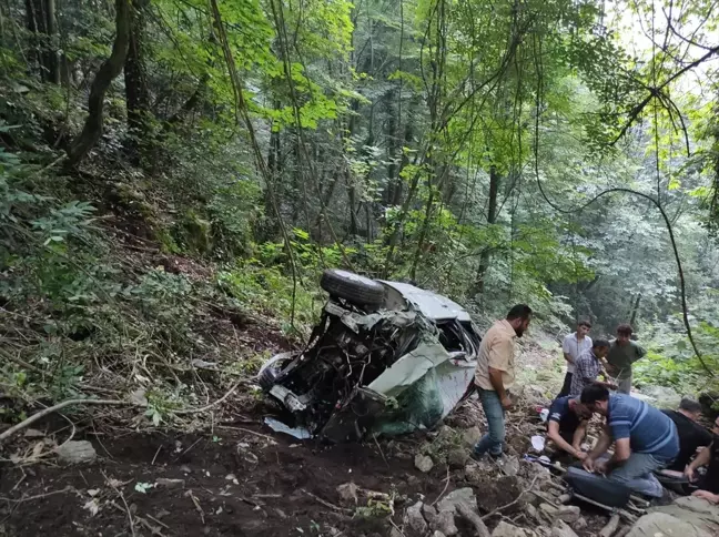 Hatay'ın Payas ilçesinde otomobil uçuruma yuvarlandı, 2 kişi yaralandı