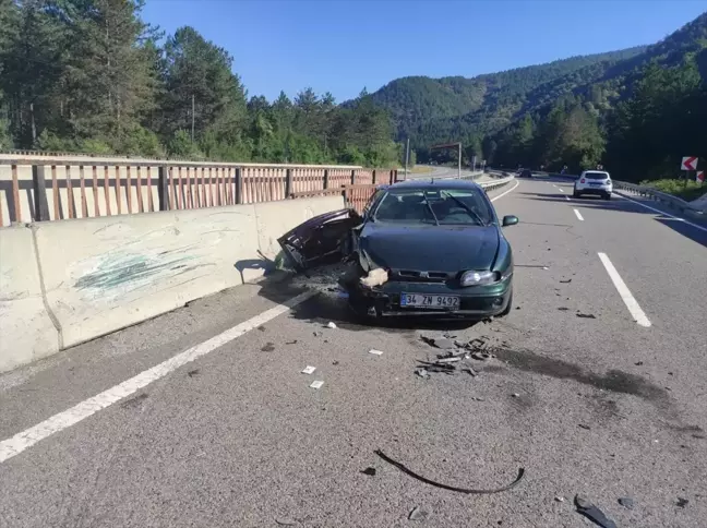 Bolu'da bariyere çarpan otomobilde 6 kişi yaralandı