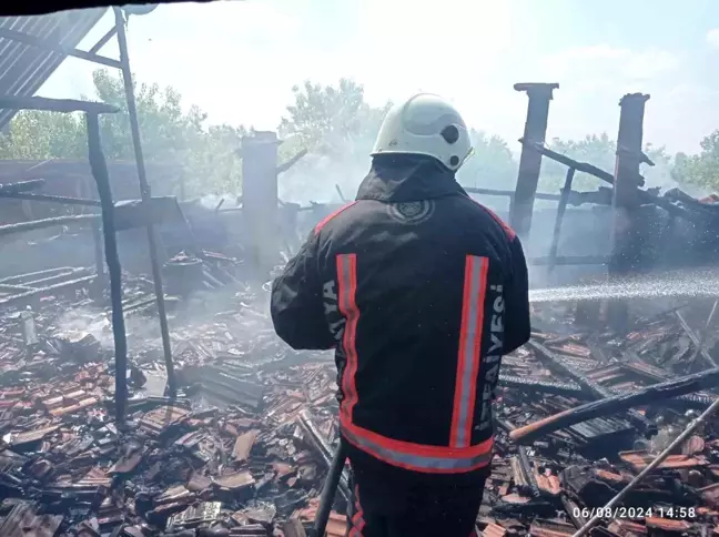 Malatya'da çıkan çatı ve bahçe yangınları itfaiye tarafından söndürüldü