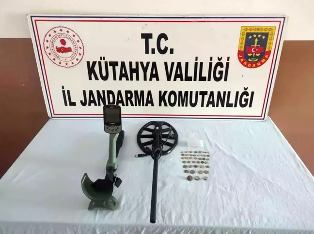 Kütahya'da evde eski madeni para ve yüzük bulundu