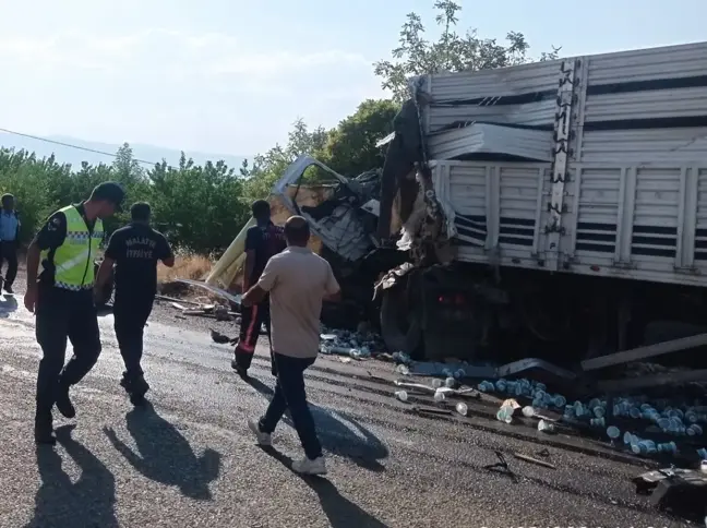 Malatya'da TIR ve kamyon çarpıştı: 1 ölü, 1 yaralı