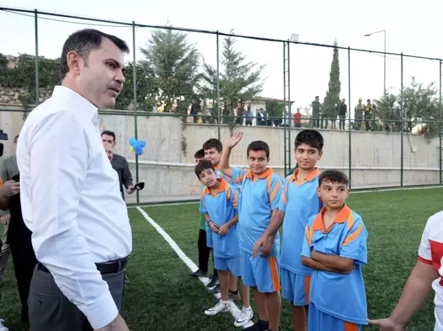 Bakan Kurum, Adıyaman'da Çocuklarla Futbol Oynadı