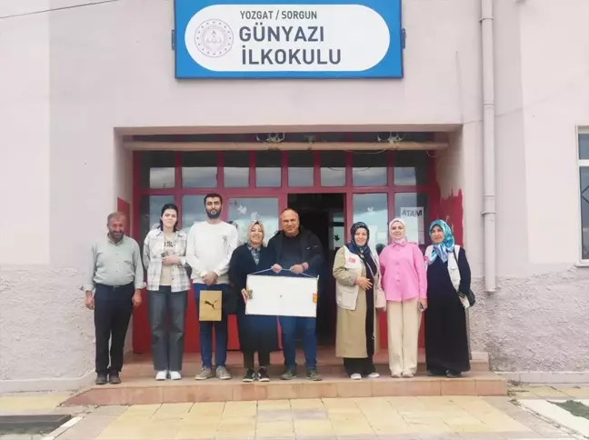 Sorgun Şefkat Eli Derneği'nden Öğrencilere Kırtasiye Yardımı