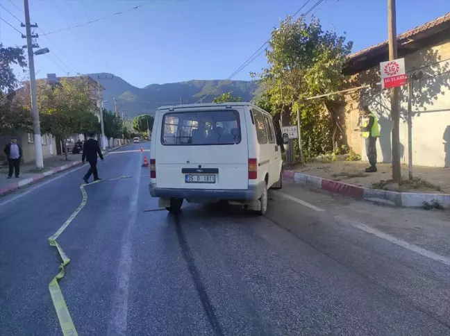 İzmir'de Motosiklet ile Minibüs Çarpıştı: 1 Yaralı