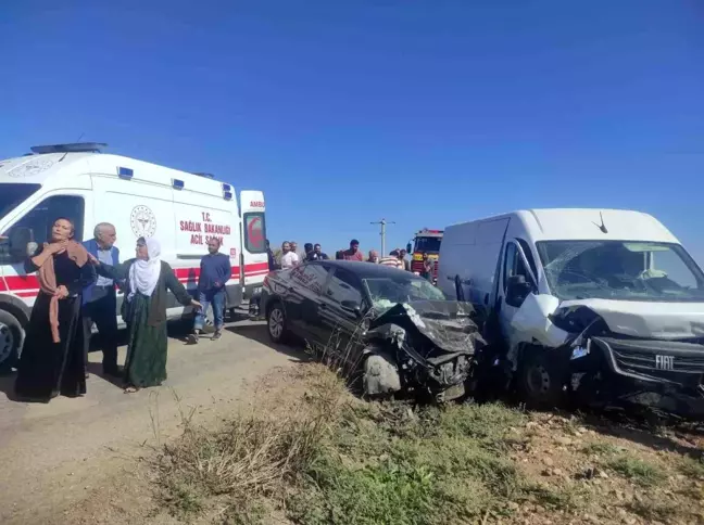 Kızıltepe'de Minibüs ve Otomobil Çarpıştı: 1 Yaralı