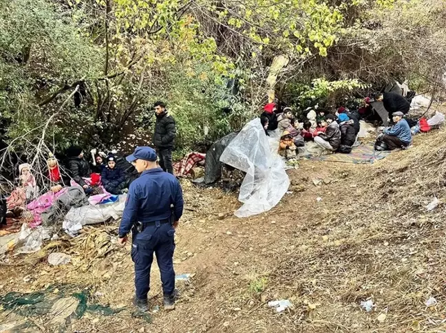 Çanakkale'de 44 Düzensiz Göçmen ve 1 Kaçakçı Yakalandı