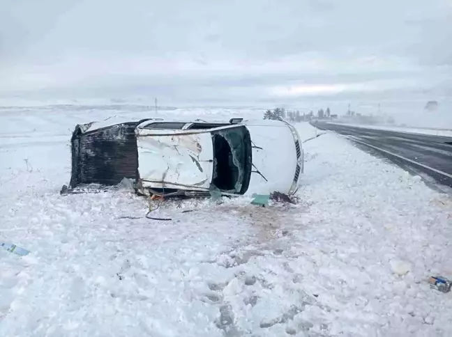 Kırıkkale'de Kar Yağışı Sonrası Kamyonet Takla Attı: 3 Yaralı