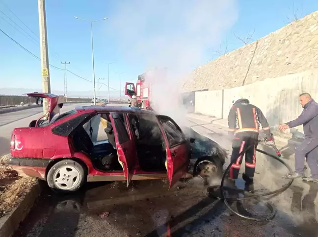 Malatya'da Kontrolden Çıkan Araç Alev Aldı