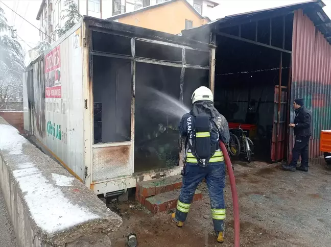 Konya'da İş Yerinde Yangın: Bir Kişi Dumandan Etkilendi