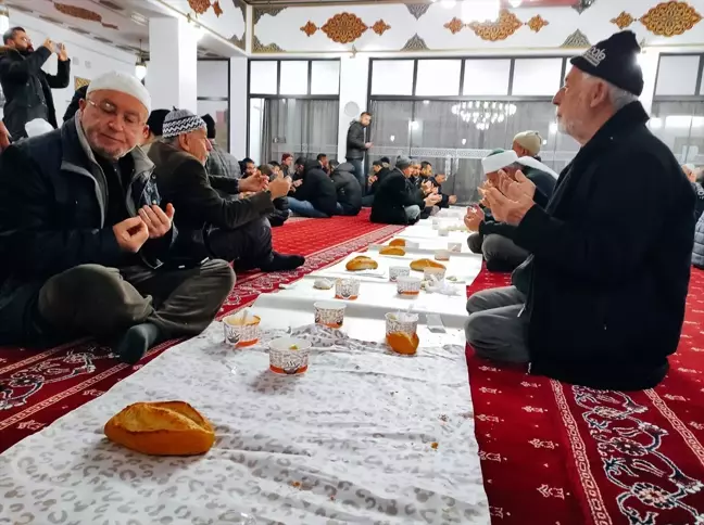 Niğde Bor'da Gençler ve Ailelerin Deprem Şehitleri İçin Sabah Namazı Buluşması