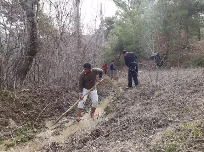 Çorum'da Çiftçiler İmece Usulü Su Kanalını Temizledi